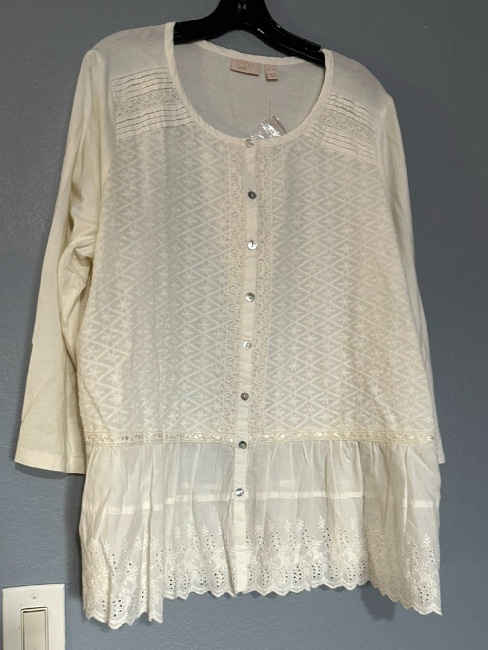 LOGO LAVISH BY LORY GOLDSTEIN CREAM BUTTON-FRONT TOP WITH KNIT SLEEVES